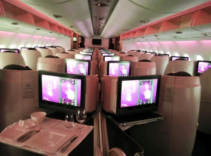 商务舱只有48个座位，比一般A380客机机型的60个座位每个座位空间更大更舒适。