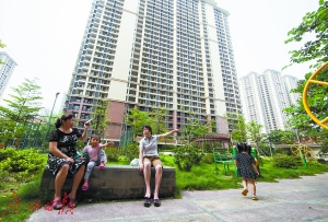 市民在龙归花园小区休息。 广州日报记者庄小龙 摄