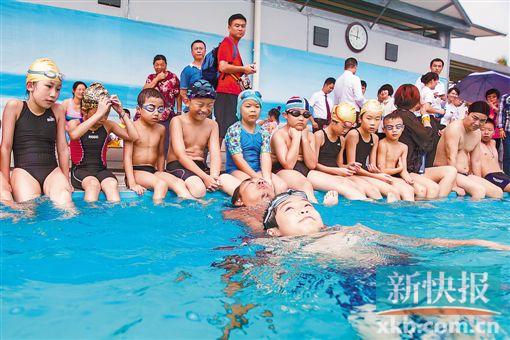 ■广东省救援辅助队举行青少年水中安全自护自救常识及技能实操训练。炎夏已至,水上项目是孩子们暑假最喜欢的娱乐方式之一。新快报记者 孙毅/摄