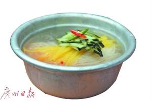 “铝兜”装的泡菜细丝面。