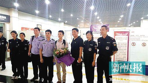 ■昨晚9时多，刘光亮抵达丽江机场，与前来接机的警方合影。