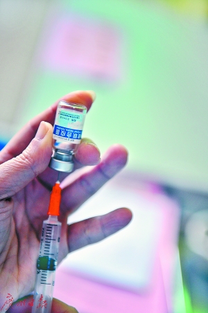 广州市一家社区医院，护士在准备疫苗针剂。 　　广州日报记者廖雪明 摄