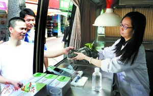食品快速检测车开到菜市场，免费为群众检测食品（资料图片）。 　　广州日报记者邱伟荣 摄