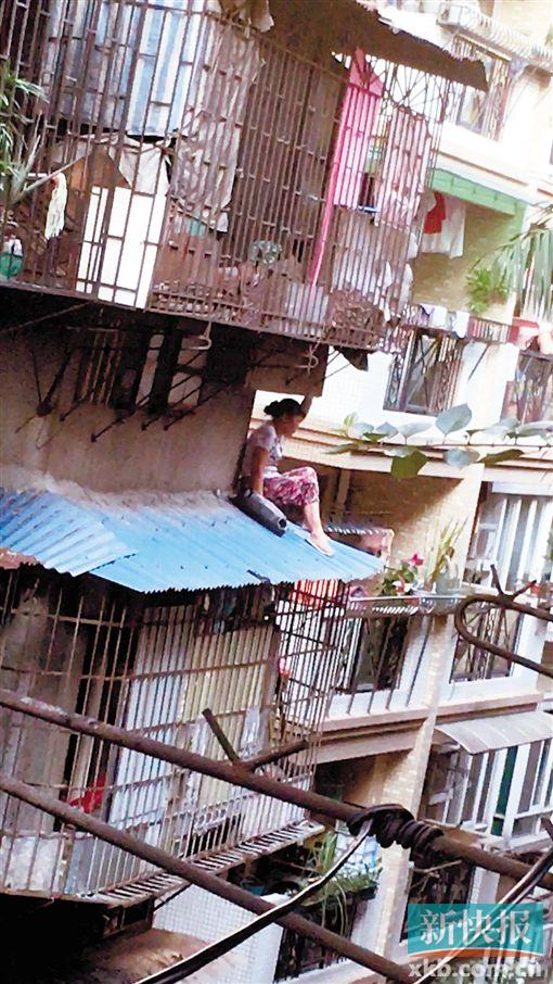 ■女子在逃跑的过程中被困在4楼的雨棚上。目击者供图