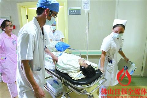 昨日，顺德同江医院医护人员将一名完成清创的伤员推往手术室实施手术。/佛山日报记者张弘弢摄