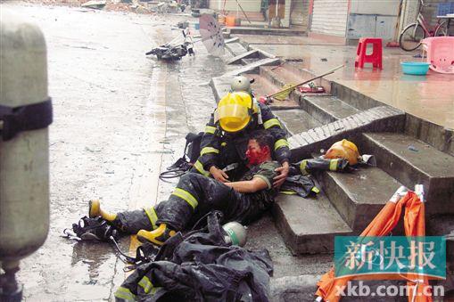 ■在火灾现场，战友抱着受伤的消防员李康武。　 通讯员供图