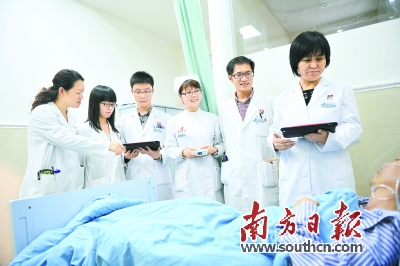 博爱医院医护人员用iPad查房。南方日报记者 王云 摄