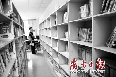 每个农家书屋新增500册图书。 梁维春 摄