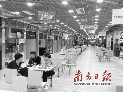 螺仔湖小贩中心如今十分冷清，几家商户老板坐在一起聊天打发时间。梁维春 摄