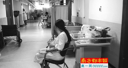 深圳市妇幼保健院产科走廊加床已成常见现象。 通讯员供图