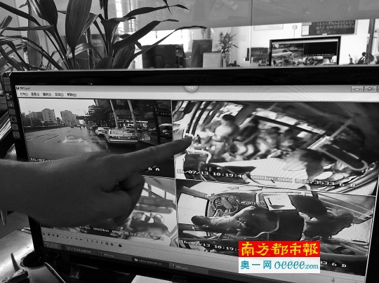 昨日上午，廖师傅指认监控视频中的3名嫌疑人之一正在上车。