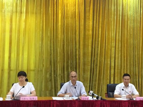 市长邓伟根(中)及副市长许晓雄(右)会见媒体记者