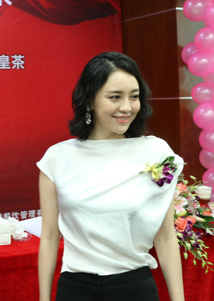 吕佳容清新现身