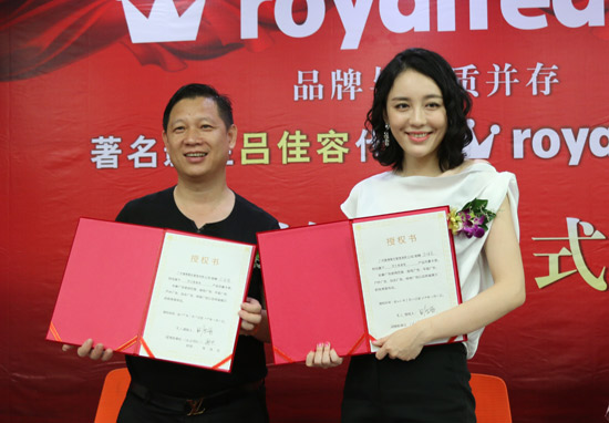 吕佳容清新现身广州 代言茶饮笑容甜美_新浪广东_新浪网