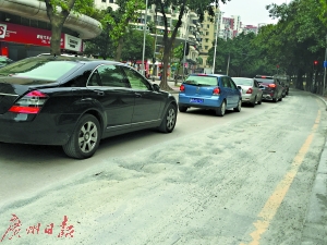 今年6月，金钟横路凹凸不平，现已铺上沥青。