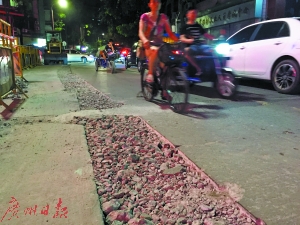 今年6月,松柏东街,一部分路面还未被填平,一部分路面堆满砂石,影响通行。不过,现在已经恢复平整。