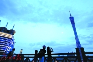 昨日傍晚，游客在二沙岛上观看珠江两岸的美景。广州日报记者骆昌威 摄