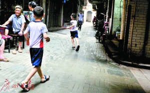 三元里，城中村中玩耍的“小候鸟”。 广州日报记者廖雪明 摄
