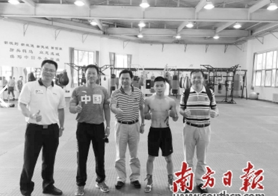 市体育局领导为吕斌打气加油。