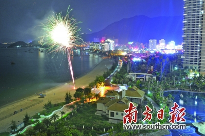 市政协专题议政会建议景区试行通票制度。图为游客在巽寮湾海边放烟花。南方日报记者 梁维春 摄