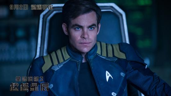 柯克在驾驶室中凝视远方