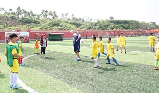 2016暑假最火的夏令营 恒大足球夏令营