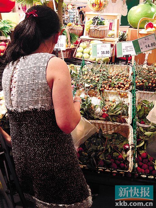 ■某超市卖的“荔枝王”一斤38.8元，仍十分畅销。