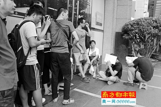 昨日下午5时半，广州一家三甲医院门诊挂号处已关门，但门前仍站满了前来为第二天产科建档排队的市民。该院产科每天只能建档8人，这种提前一天就前来排队的情况已经有好久了。