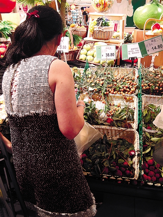 某超市卖的“荔枝王”一斤38.8元，仍十分畅销。