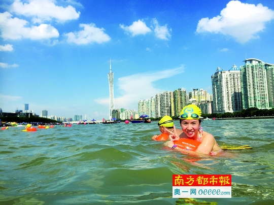 昨日，2000名来自广州、佛山、东莞、中山、肇庆、清远和河源的游泳爱好者横渡珠江。