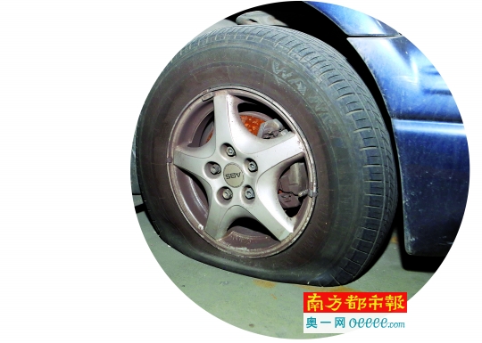 7月19日,广州市政务服务中心车库,一辆封存公车的轮胎已经没气。