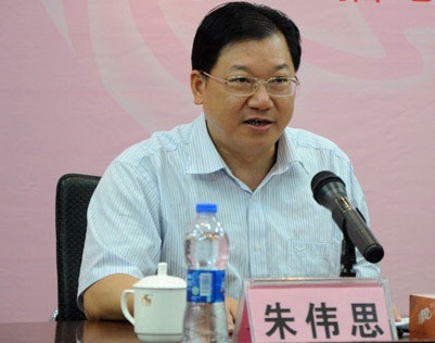 同是1964年出生的朱伟思是惠东人,曾任惠东县梁化镇党委副书记,镇长