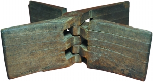 状如“行军折叠椅”的枕头由两块活动木板互为牵制合成，专家介绍是由同一件木头雕刻分离而成。