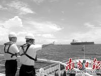 台风“银河”来袭，海事人员在台风到来前组织博贺新港区海域船舶落实防风措施。陈富强 摄