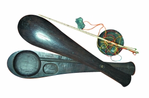 一把巴掌大的琵琶形状旧物。它原来叫做司马秤（俗称“戥”），清代作为称量黄金和名贵药材的量具。