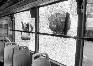 据了解，公交车玻璃疑似遭钢珠射击。信息时报记者 徐敏 摄