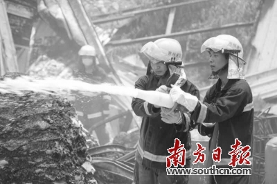 消防官兵迅速出动,参与救援。张昕 摄