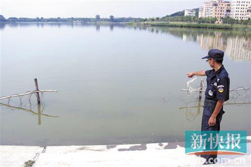 ■一名女子与家人吵架后欲投白云湖轻生，被保安小袁救起。图为保安小袁向记者讲述事发经过。 新快报记者 毕志毅/摄