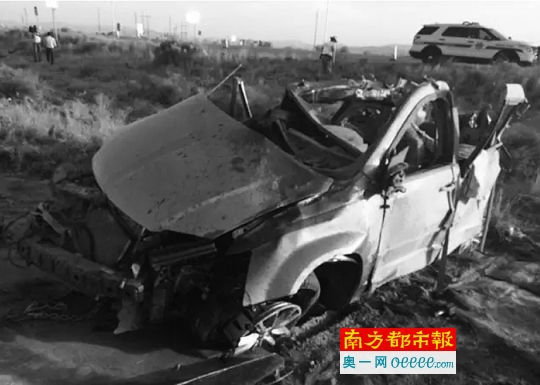 广州游客乘坐的面包车损毁严重。
