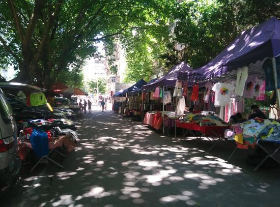 小区停车场变身为市场 管理处称管理费不足所