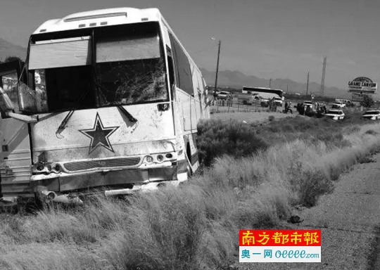 达拉斯牛仔队巴士的车头部分有损毁痕迹。