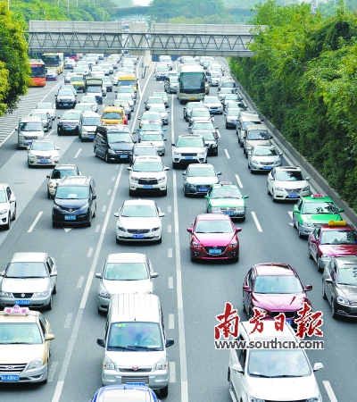 广州大道中车辆行驶缓慢。 南方日报记者 肖雄 摄