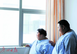丈夫不接电话，金花很失落，病友在安慰她。