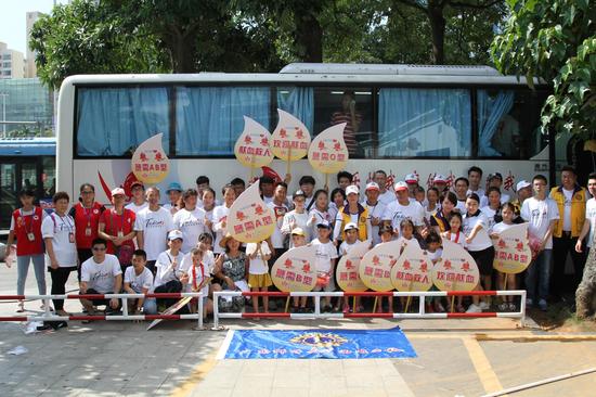 爱的传承 志愿者积极参加无偿献血亲子宣传活