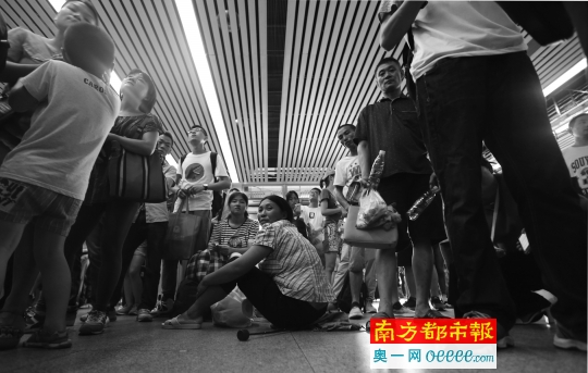 台风袭粤动车高铁全停运 广深机场航班下午逐