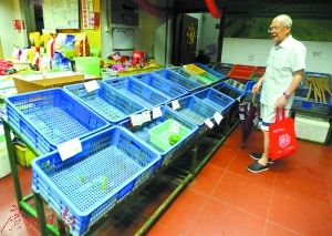 超市里蔬菜特别受欢迎。广州日报记者王燕 摄