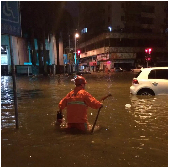 广州番禺市桥积水没及大腿，图片来自微博网友