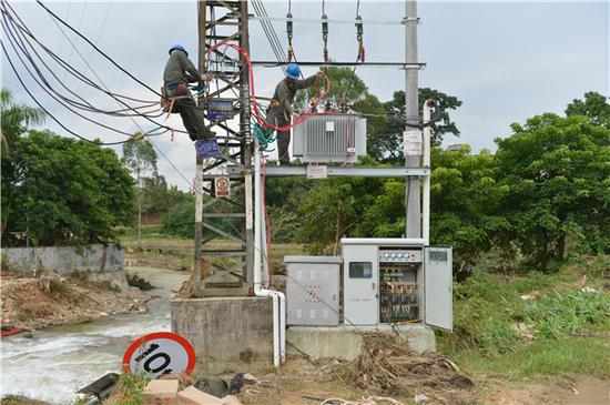 台风“妮妲”过后，惠城供电局横沥所组织施工人员更换受损变压器。
