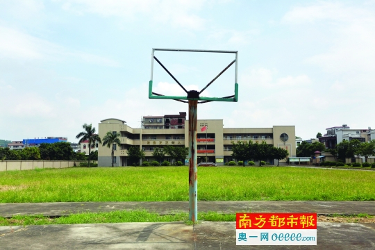 广州增城区永宁街岗丰村长岗小学分教点体育设施陈旧无法用，运动场杂草丛生，篮球架生锈，只剩一个框。

作者：杨婷 徐勉 马强 
链接：http://epaper.oeeee.com/epaper/G/html/2016-08/08/content_64279.htm
来源：南方都市报
更多有情调、有情趣、有情况的自媒体资讯，点击下载南都自媒体客户端体验http://corp.oeeee.com/ndapp/