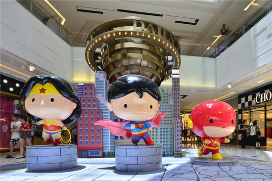 岭南站NOVA一楼中庭神奇女侠、超人、闪电侠